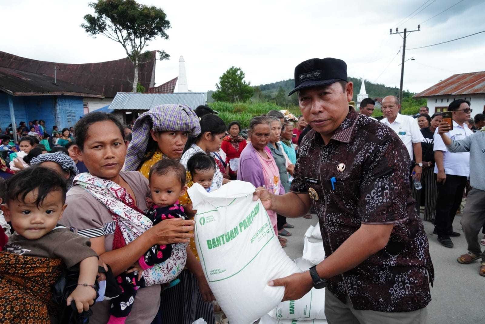 Bupati Taput saat turun langsung membagi bansos di Sipoholon.