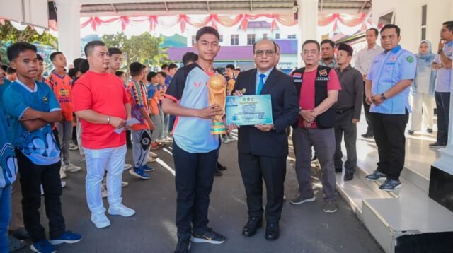 Wali Kota Padangsidimpuan Letnan Dalimunthe didampingi Ketua KONI Kota Padangsidimpuan Hasanuddin Sipahutar saat menyerahkan bingkisan pemenang kepada atlet sepak bola binaan PSSI Padangsidimpuan.