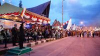 Lautan Cahaya Suasana meriah pawai obor Minggu malam (16/8) di pusat kota Tarutung.