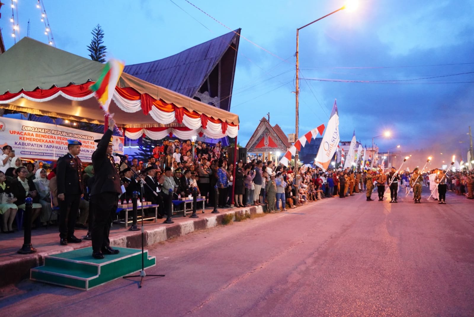 Suasana meriah pawai obor Minggu malam (16/8) di pusat kota Tarutung.