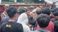 Staf ahli Wali Kota Medan Rakhmat Adi Syahputra Harahap saat menerima aksi unjuk rasa dari massa HARI Sumatera Utara.