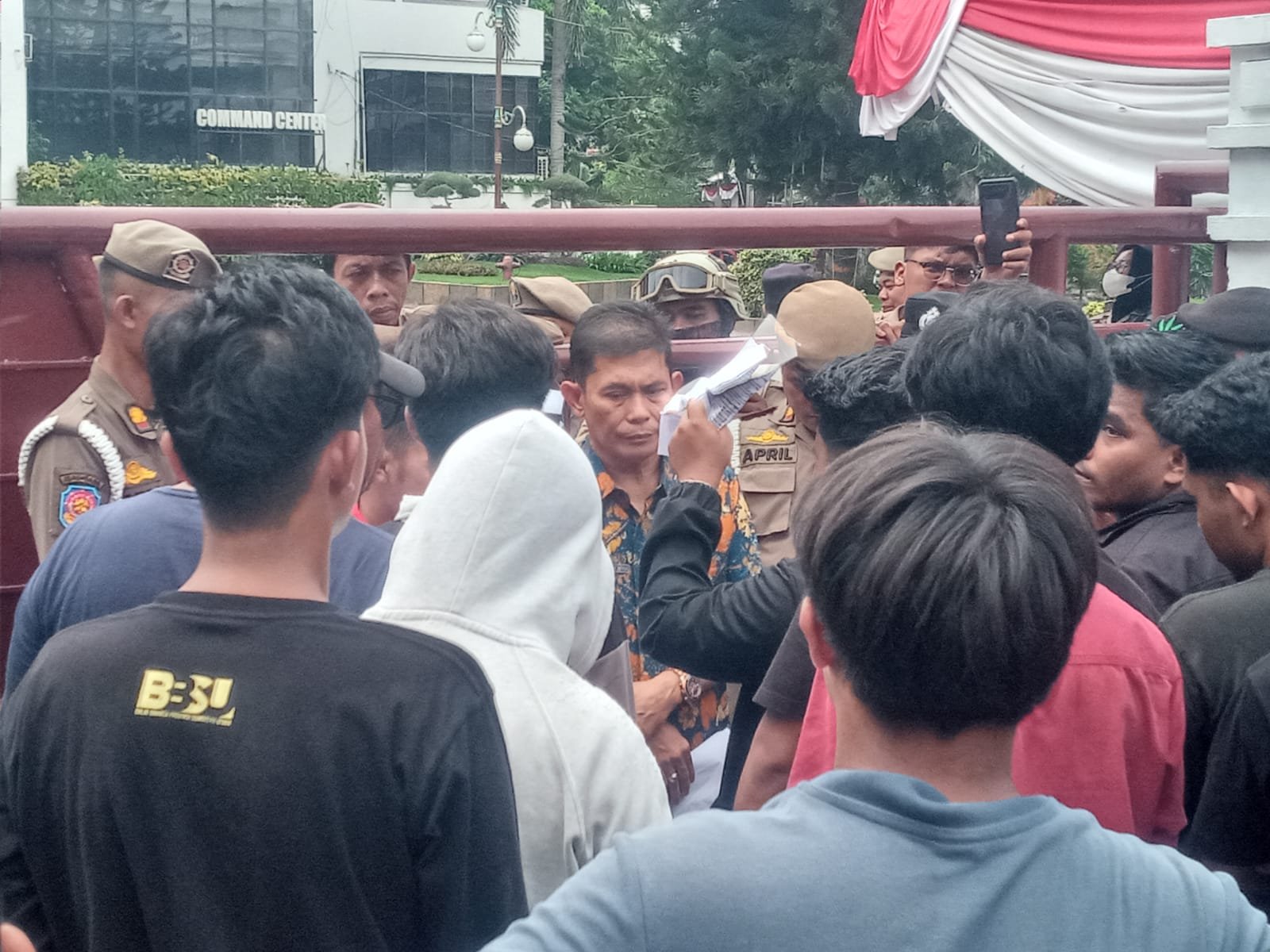 Staf ahli Wali Kota Medan Rakhmat Adi Syahputra Harahap saat menerima aksi unjuk rasa dari massa HARI Sumatera Utara.