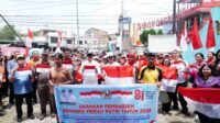 Bupati Taput JTP Hutabarat pimpin gerakan pembagian bendera di Siborongborong.