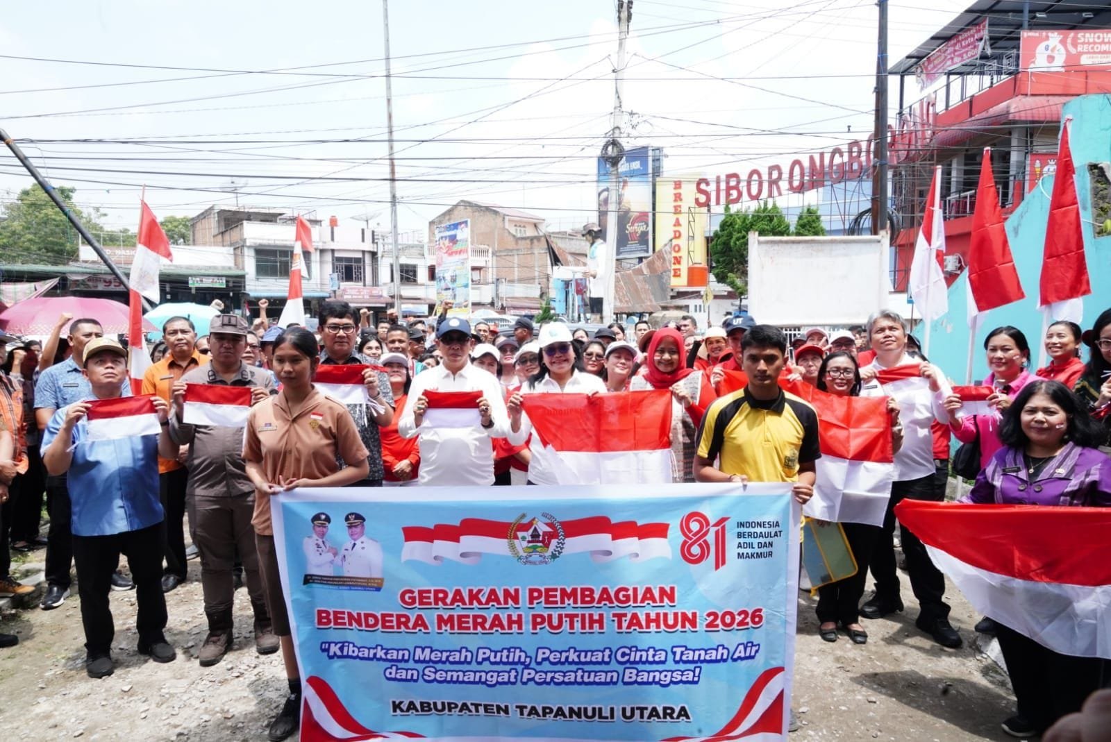 Bupati Taput JTP Hutabarat pimpin gerakan pembagian bendera di Siborongborong.