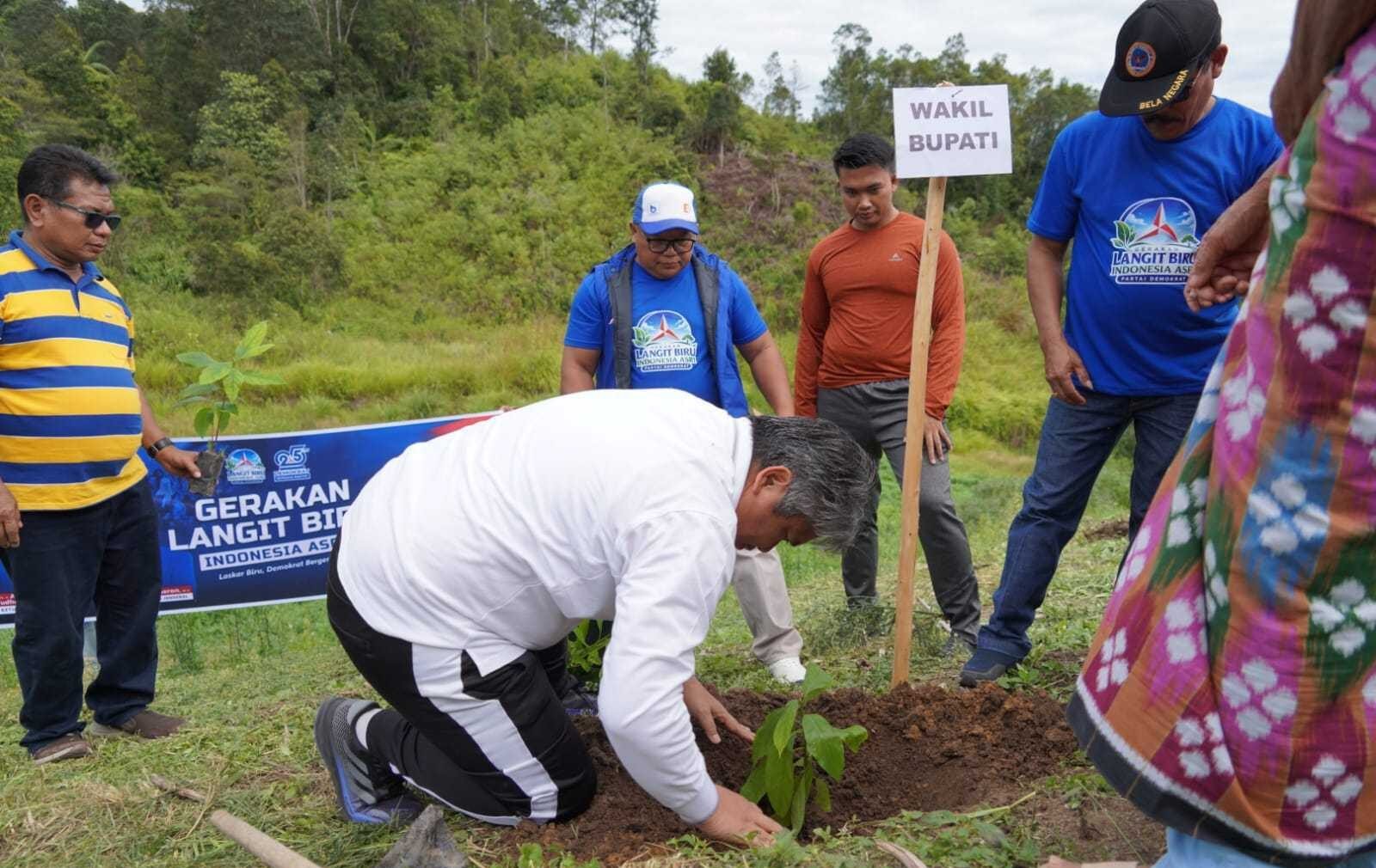 Wabup Taput Deni Lumbantoruan menanam pohon berbuah bersama partai demokrat.