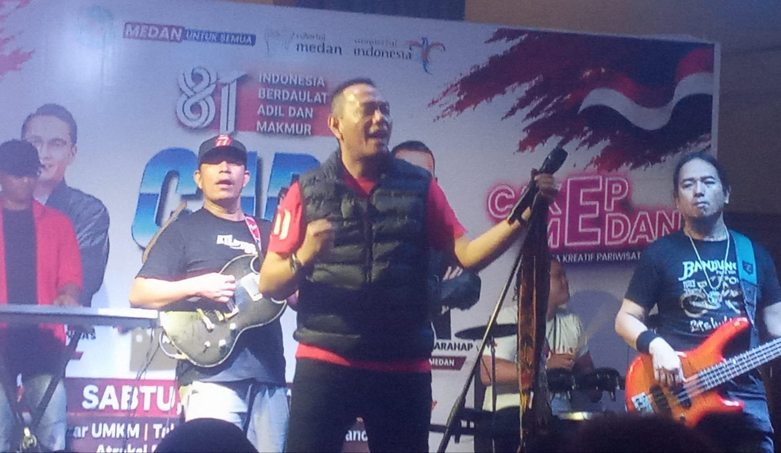 Vokalis grup band The Shadow H. Hendra Cipta, SE, MM. 
