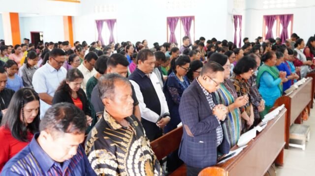 Bupati Taput JTP bersana nyonya menghadiri ibadah bersama di Pulo Sibandang Muara.