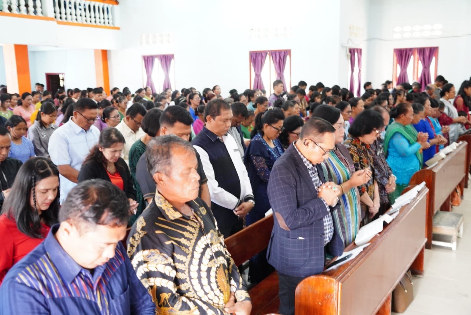 Bupati Taput JTP bersana nyonya menghadiri ibadah bersama di Pulo Sibandang Muara.