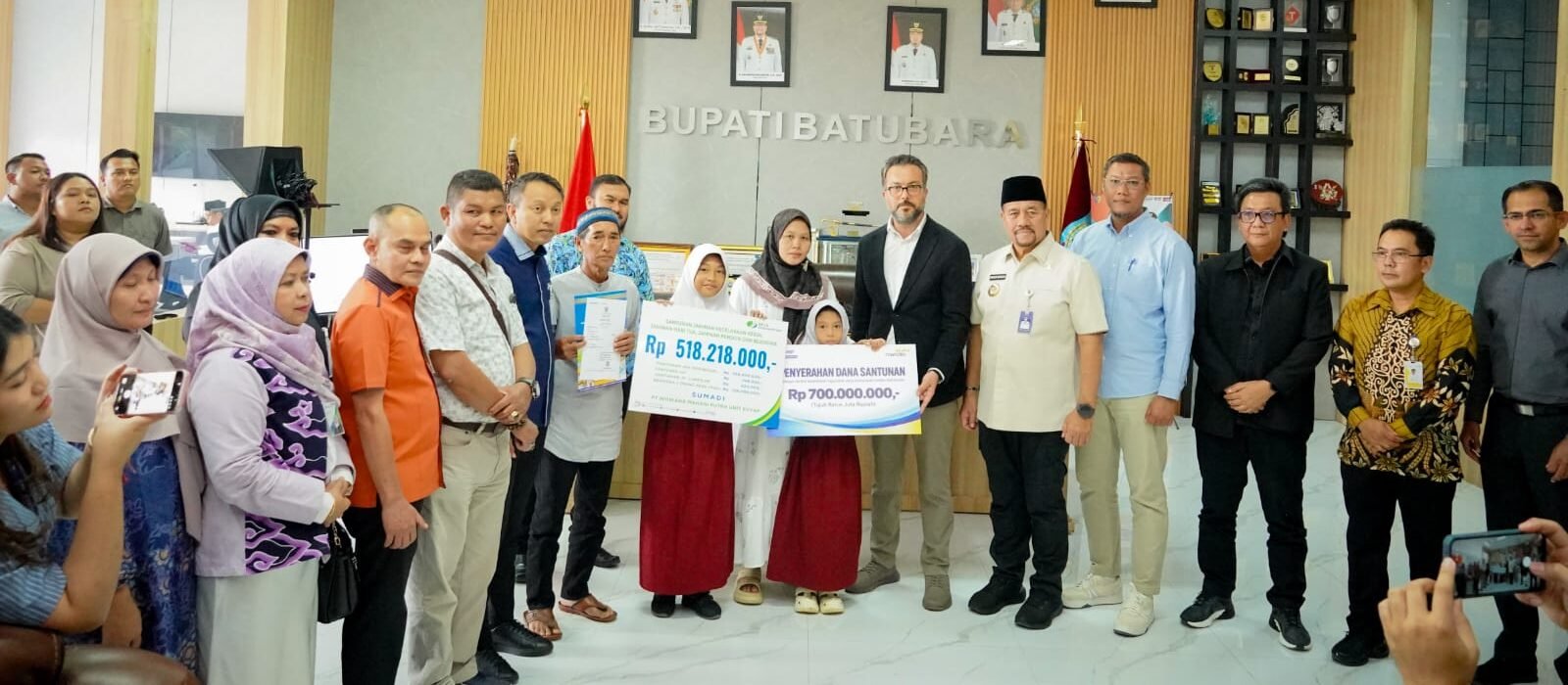 Bupati BB bersama jajaran PT Evyap Group Sabun Indonesia KEK Sei Mangkai berikan bantuan kepada keluarga korban kebakaran