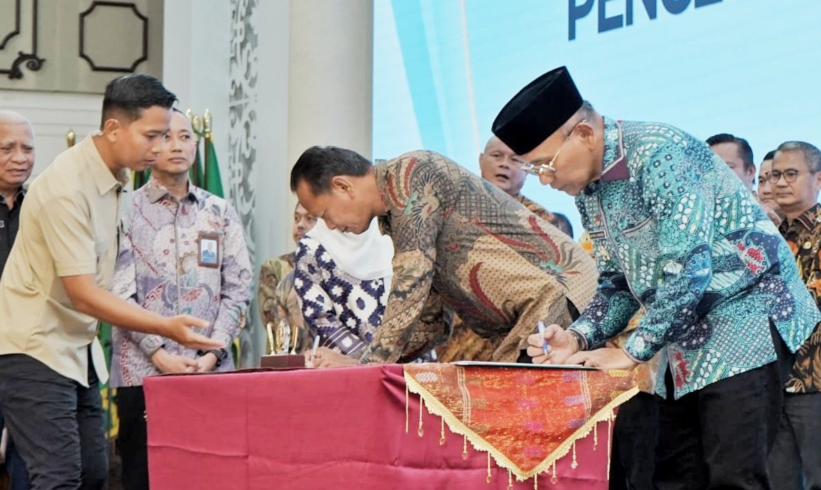 Bupati Simalungun (pakai peci) Tandatangani Komitmen Perbaikan Tata Kelola Pemerintahan dan Pencegahan Korupsi.