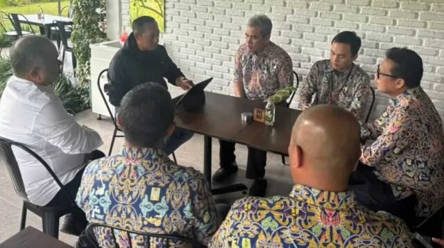 Diskusi Bupati Taput dengan Satgas Rekonstruksi Kementerian PU.