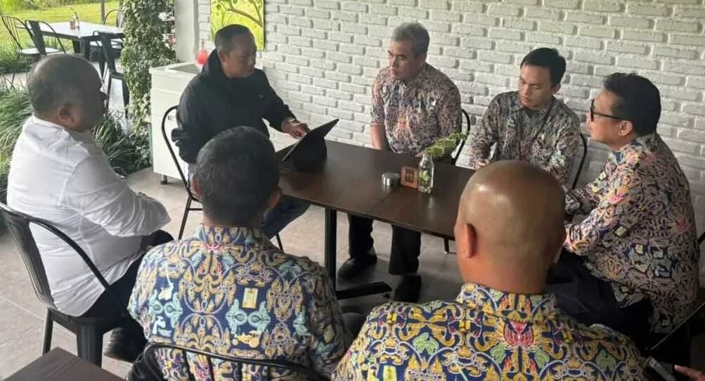 Diskusi Bupati Taput dengan Satgas Rekonstruksi Kementerian PU.