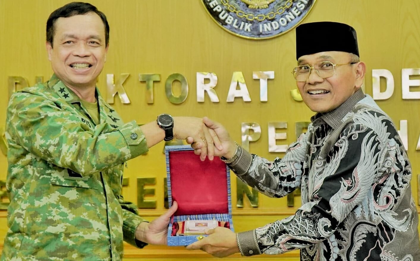 Penyerahan Cenderamata oleh Bupati Simalungun. 