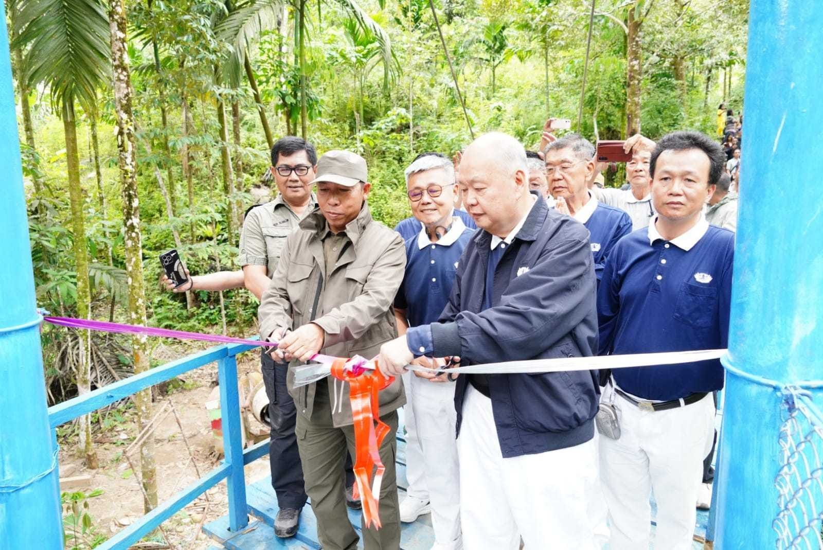 Jembatan Cinta Kasih di Desa Terpencil Siantar Naipospos diresmikan.