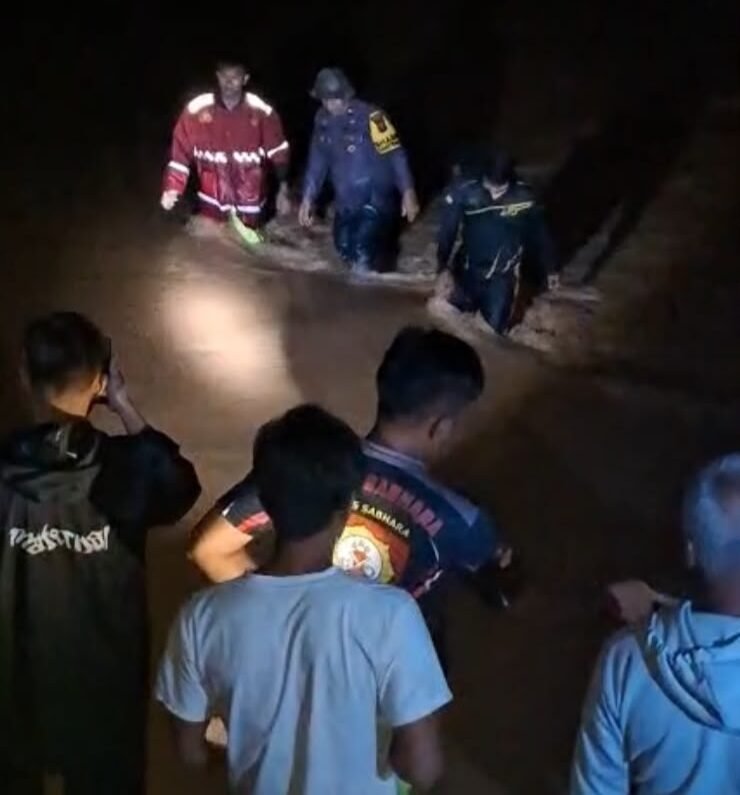 Terlihat personil Polres Tapanuli Tengah turun langsung ke TKP memantau dan siap siaga melakukan pertolongan terhadap warga yang kena musibah.