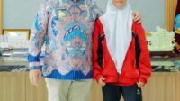 Pemain Timnas Putri Bupati Batu Bara, Dr. H. Baharuddin Siagian, S.H., M.Si., C.L.A., menerima kunjungan Fadila, pemain Tim Nasional Putri Indonesia U-16
