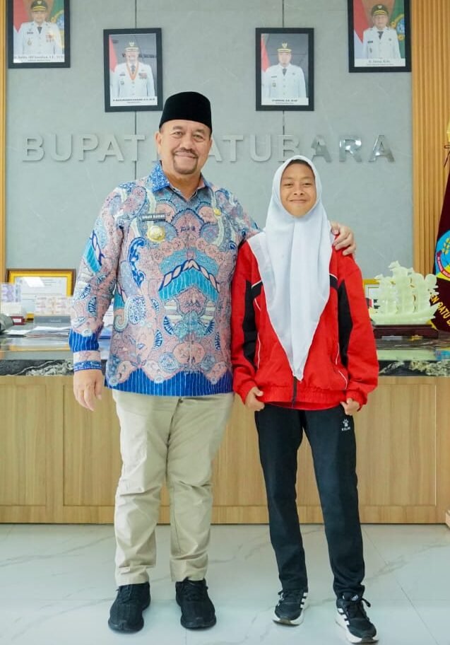 Bupati Batu Bara, Dr. H. Baharuddin Siagian, S.H., M.Si., C.L.A., menerima kunjungan Fadila, pemain Tim Nasional Putri Indonesia U-16
