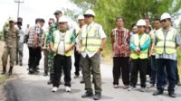 Pembangunan Jalan- Bupati JTP Hutabarat tinjau jalan hotmix Sipahutar