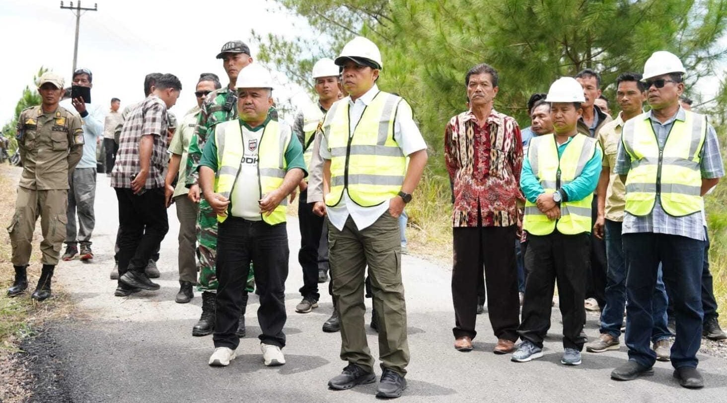 Bupati JTP Hutabarat tinjau jalan hotmix Sipahutar