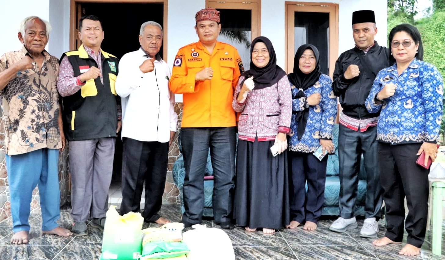 Pemerintah Kabupaten Simalungun melalui BPBD bersama Dinas Sosial salurkan bantuan kepada warga terdampak bencana angin puting beliung di Nagori Karang Rejo.