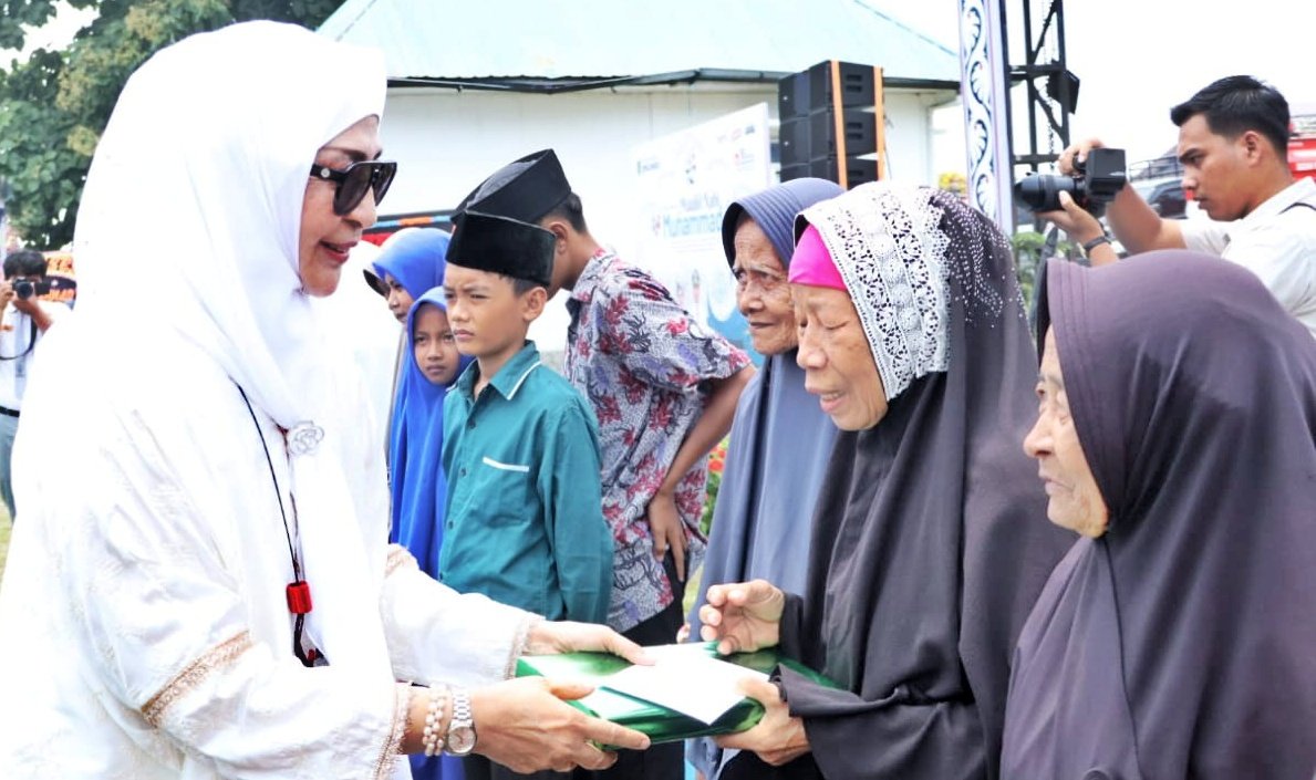 TP PKK Ny. Hj. Darmawati Anton Achmad berikan tali asih kepada warga.