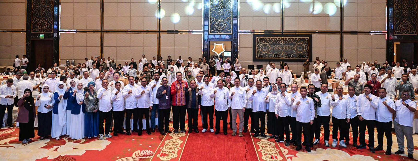 Penjabat (PJ) Sekretaris Daerah Provinsi Sumatera Utara (Sumut) Timur Tumanggor di dampingi sejumlah OPD menghadiri Rapat Pimpinan Provinsi (RAPIMPROV) Kamar Dagang dan Industri (KADIN) Sumut di Ballroom Hotel Adimulia Medan, Kamis (24/9/2026)