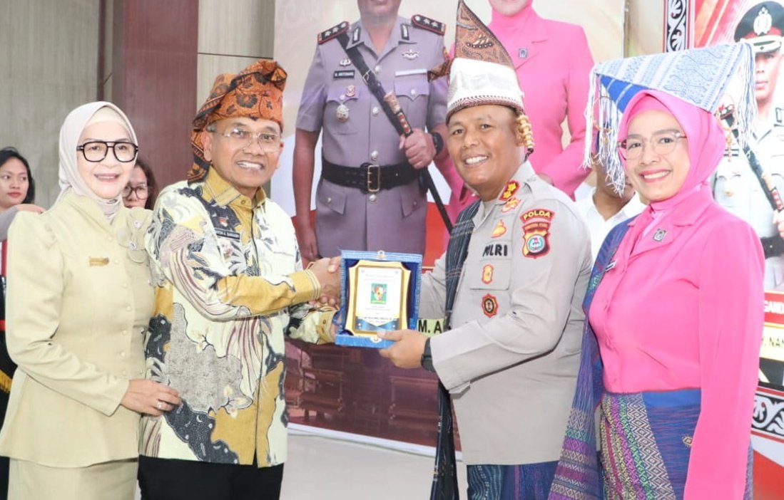  Bupati Simalungun Berikan Souvenir kepada AKBP Marga da Aritonang. 
