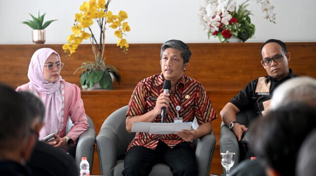 Pemerintah Provinsi Sumatera Utara (Sumut) melalui Plh Sekretaris Badan Keuangan dan Aset Daerah Sumut Frans Novendy Saragih melakukan Konferensi Pers terkait capaian realisasi pendapatan dan penerimaan APBD 2026. Kegiatan ini difasilitasi Dinas Kominfo Sumut berlangsung di Lobby Dekranasda Lantai 1 Kantor Gubernur Sumut Jalan Diponegoro 30 Kota Medan, Kamis (24/9/2026).