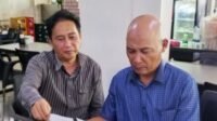 Ratusan Media Siber Khairul Muslim dan Bambang Sri Kurniawan memperhatikan dan mempelajari SK Baru reposisi beberapa pengurus SMSI Sumut.