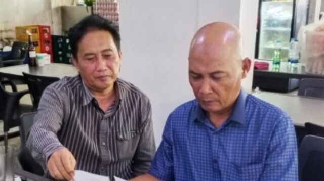Khairul Muslim dan Bambang Sri Kurniawan memperhatikan dan mempelajari SK Baru reposisi beberapa pengurus SMSI Sumut.