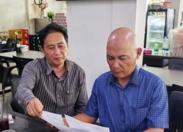 Khairul Muslim dan Bambang Sri Kurniawan memperhatikan dan mempelajari SK Baru reposisi beberapa pengurus SMSI Sumut.