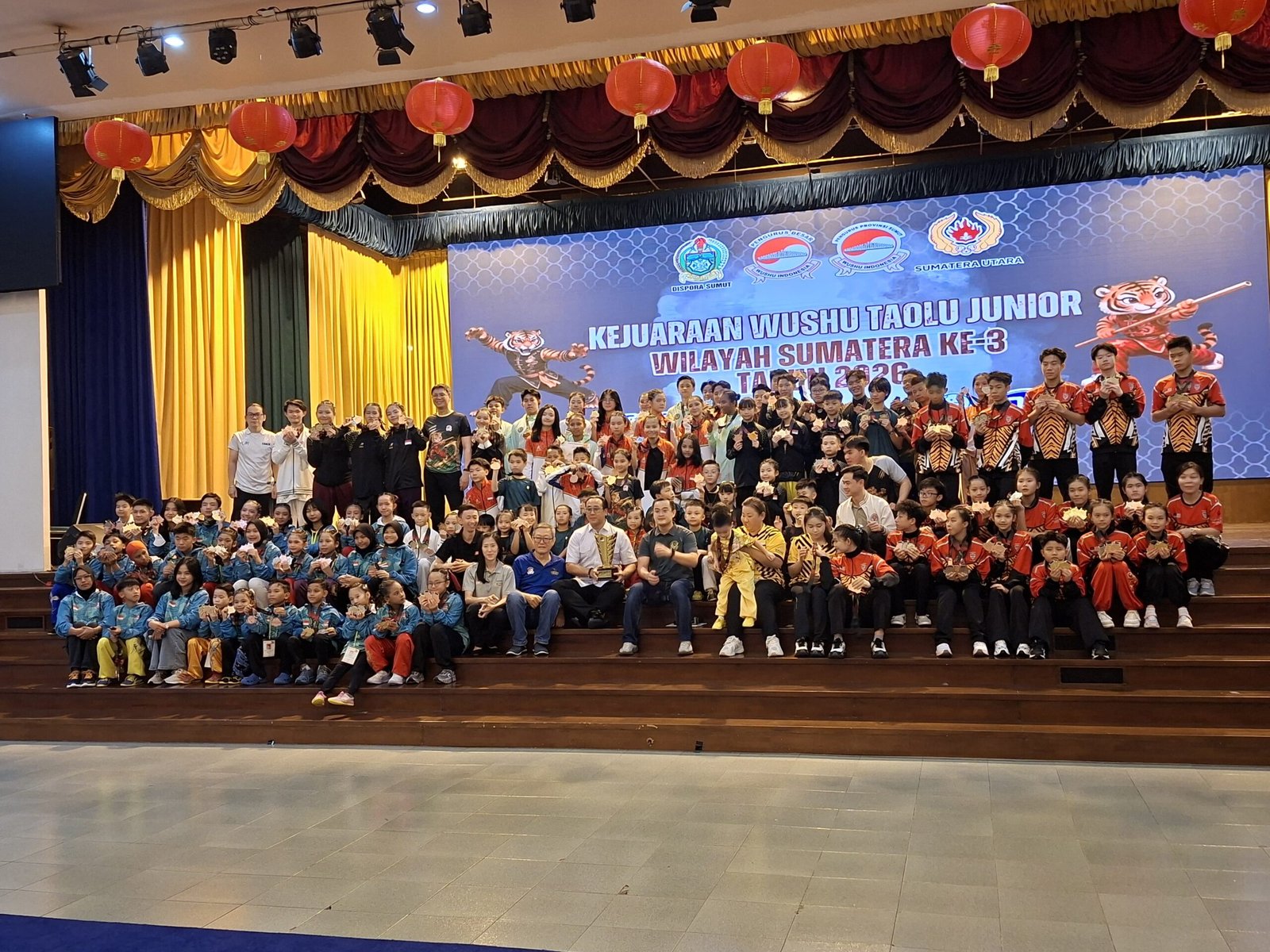 Para pemenang Kejuaraan Wushu Taolu Junior Wilayah Sumatera ke-3 Tahun 2026 diabadikan bersama.