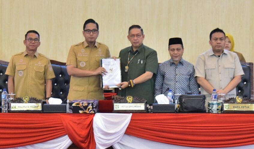 Ketua DPRD Medan Wong Chun Sen bersama wakil-wakil Ketua DPRD Kota Medan Zulkarnaen dan Rajudin Sagala serta dihadiri beberapa anggota DPRD Kota Medan, Walikota Medan Rico Waas, Wakil Walikota Medan Zakiyuddin Harahap dan Pj Sekda Kota Medan, Erfin Fahrurrazi.