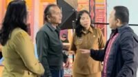 Dr Rudi Syahputra memberi penjelasan kepada penulis dan ibu Neny dan Donna Situmeang.