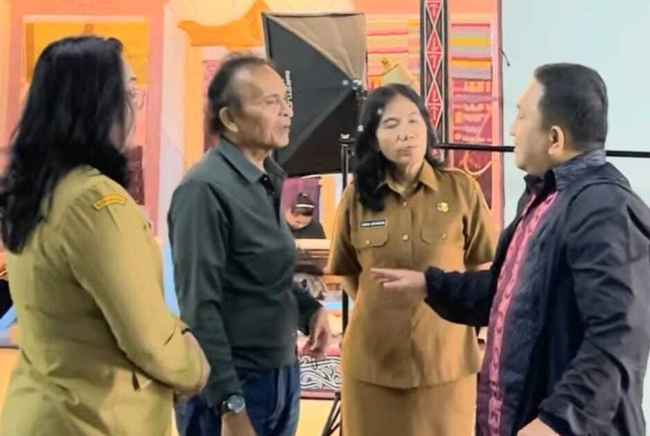 Dr Rudi Syahputra memberi penjelasan kepada penulis dan ibu Neny dan Donna Situmeang.