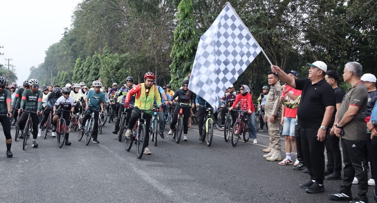 Peserta Gowes Taruna Asahan Cycle dilepas Taufik Zainal Abidin.