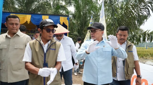 Menko Pangan RI Zulkifli Hasan bersama Pemimpin Wilayah Perum Bulog Kanwil Sumut R. Darma Wijaya di Kabupaten Asahan Sabtu, ( 24/10/26) .