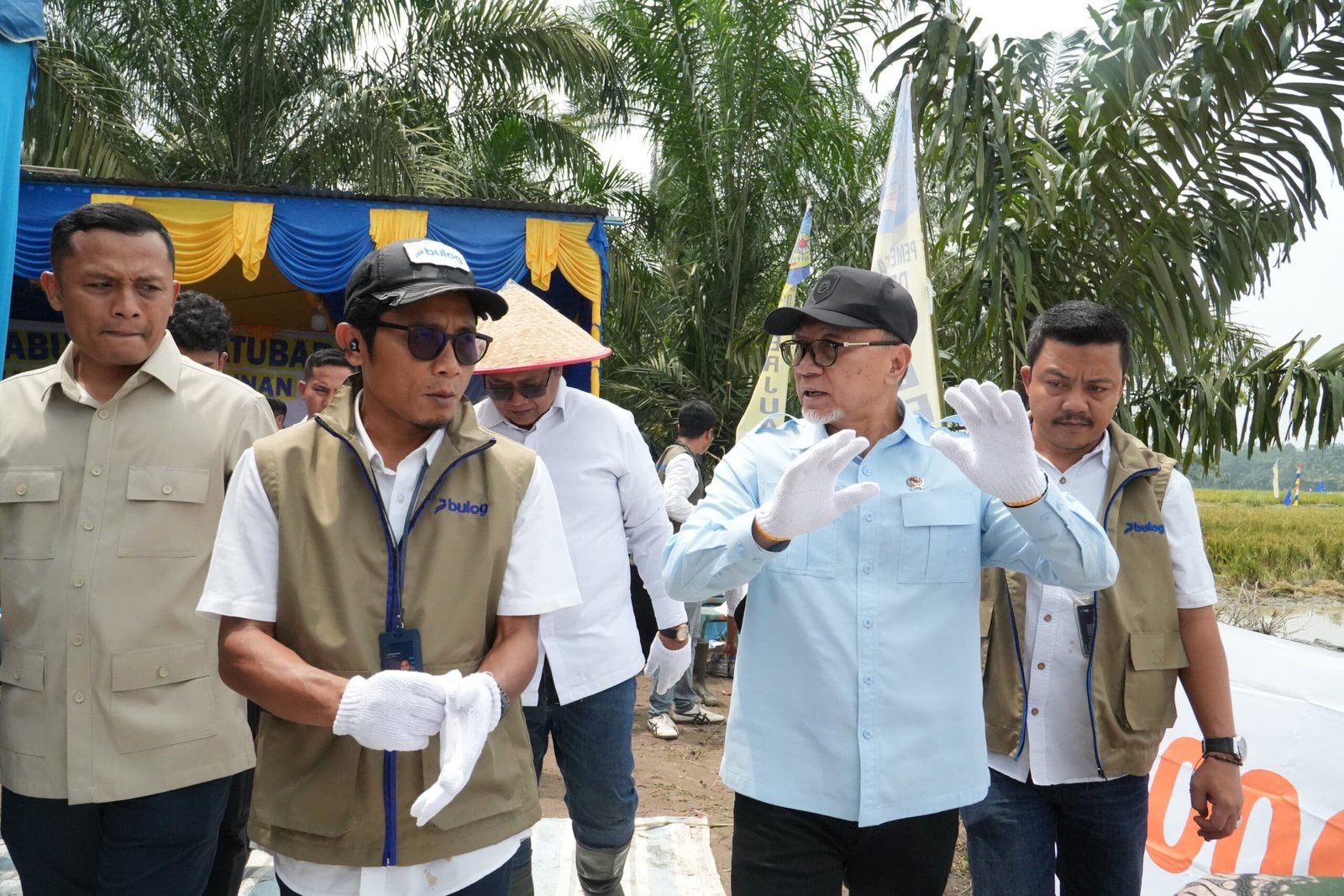 Menko Pangan RI Zulkifli Hasan bersama Pemimpin Wilayah Perum Bulog Kanwil Sumut R. Darma Wijaya di Kabupaten Asahan Sabtu, ( 24/10/26) .
