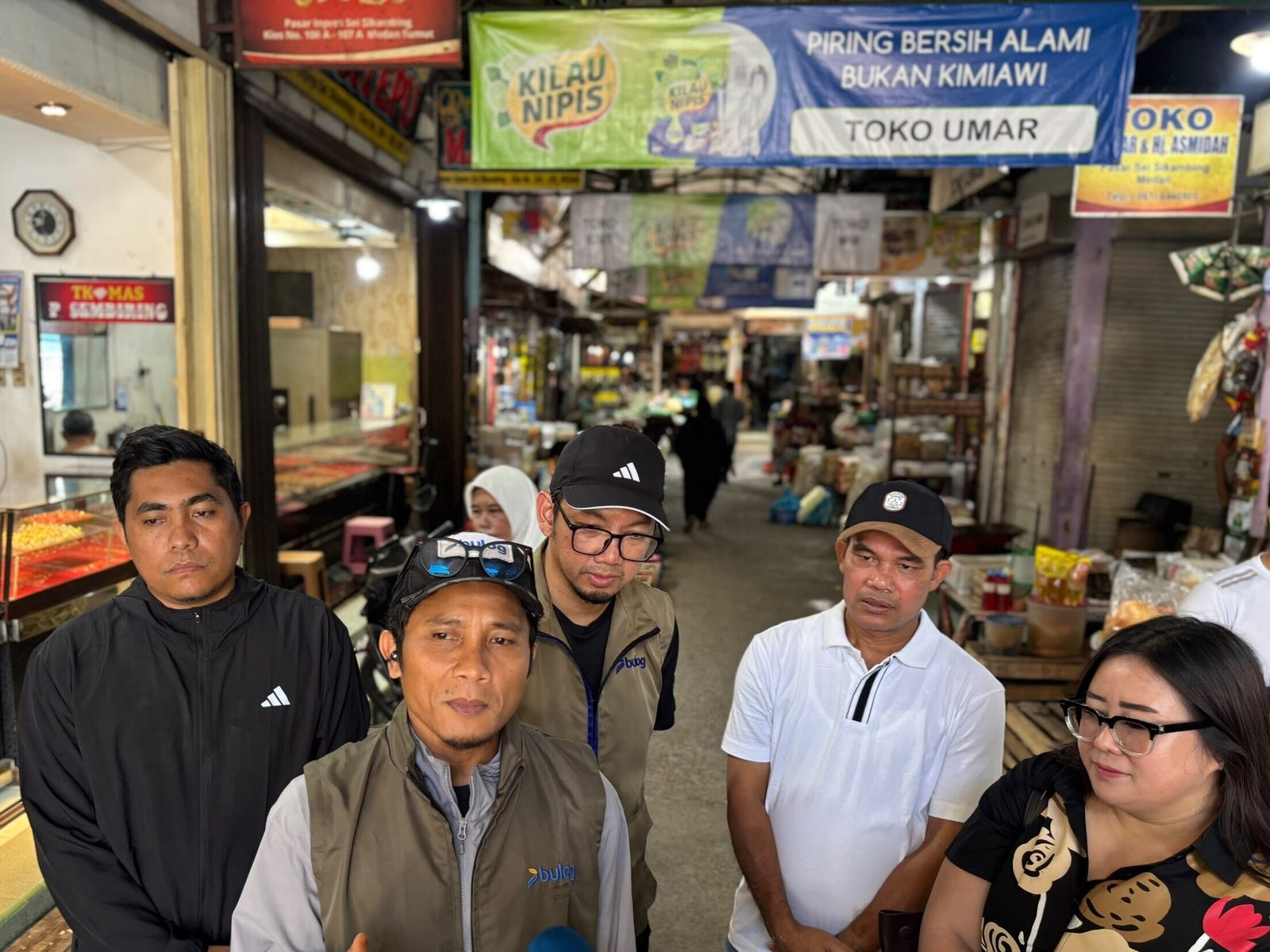 Pemimpin Perum Bulog Kantor Wilayah Sumut, R. Darma Wijaya saat meninjau di salah satu pasar tradisional di Medan Jumat ( 30/10/26) ( ist)
