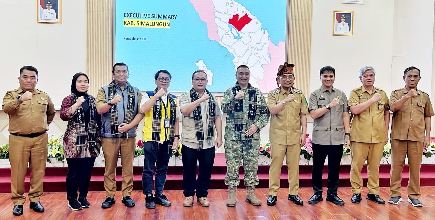 Bupati Simalungun foto bersama usai Kunjungan Kerja Tim Satgas PRR. 