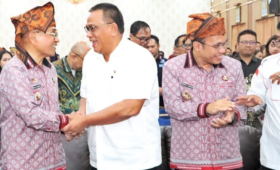 Bupati dan Wakil Bupati Simalungun saat sambut Kunjungan Kerja Menteri Lingkungan Hidup RI. 