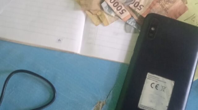 Beberapa barang bukiti burapa sejumlah uang dan catatan nomor serta HP.
