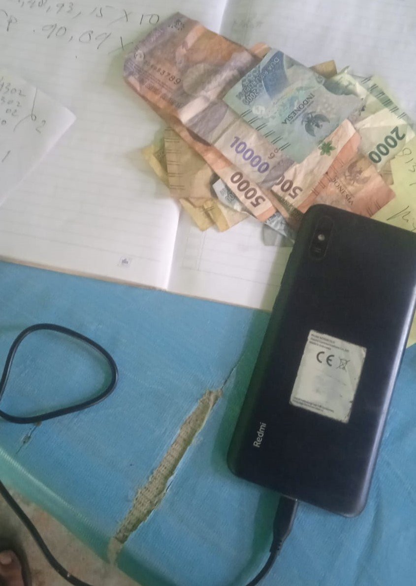 Beberapa barang bukiti burapa sejumlah uang dan catatan nomor serta HP.
