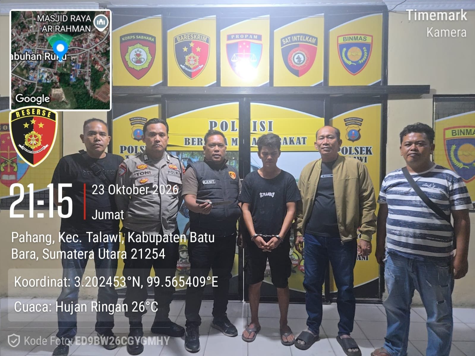 Pelaku ( Kaos hitam )diapit petugas Kepolisian Polsek Talawi 