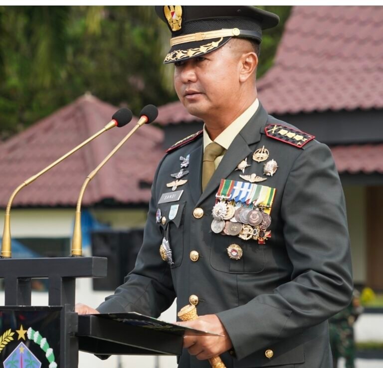 Inspektur upacara Danrem 022/Pantai Timur Kolonel Inf Sandi Kamidianto, S.I.P., M.I.P., membacakan amanat Panglima TNI Jenderal TNI Agus Subiyanto.