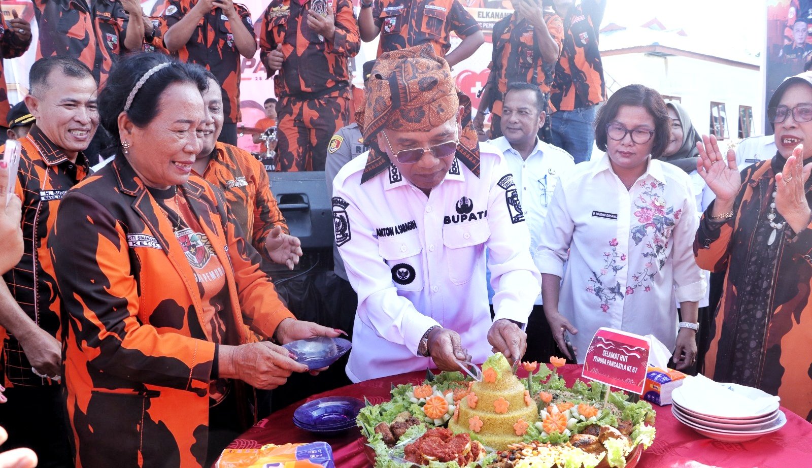 Bupati Simalungun saat potong nasi tumpeng pada HUT Pemuda Pancasila ke-67 Tahun. 