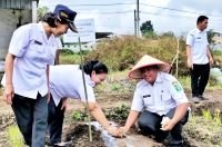 Kadis Pertanian Simalungun saat lakukan launching penanaman cabai merah di lahan UPT BPP Kecamatan Purba, Kabupaten Simalungun. 