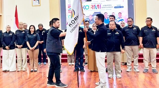 Ketum Sumut lakukan penyerahan Pataka KORMI kepada Ketua KORMI Kabupaten Simalungun.