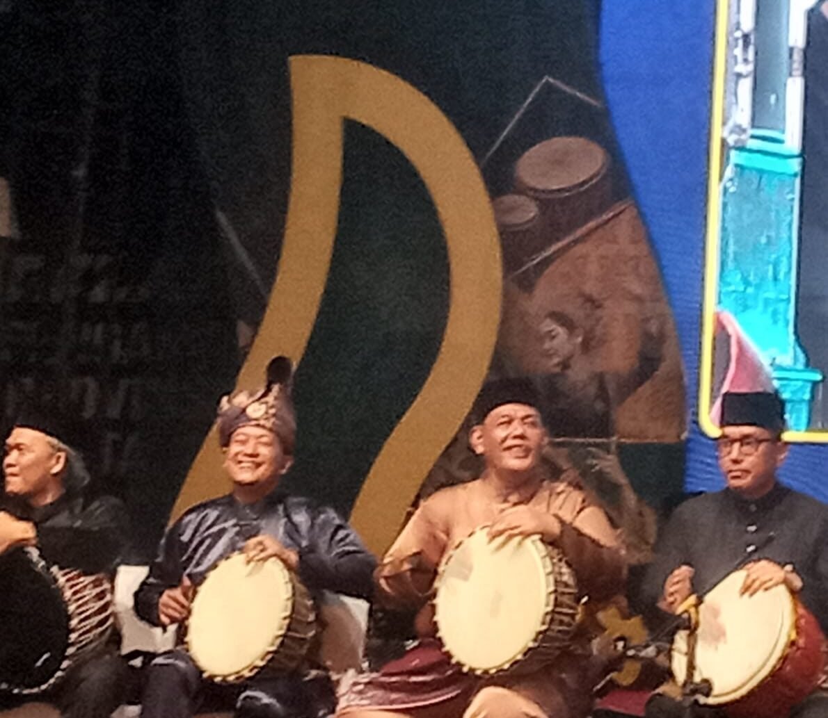 Wali Kota Medan Rico Tri Putra Bayu Waas ( kanan) tampak memainkan gendang melayu di alunan musik rampak melayu di Pembukaan Pekan Budaya Daerah Kota Medan 2026.
