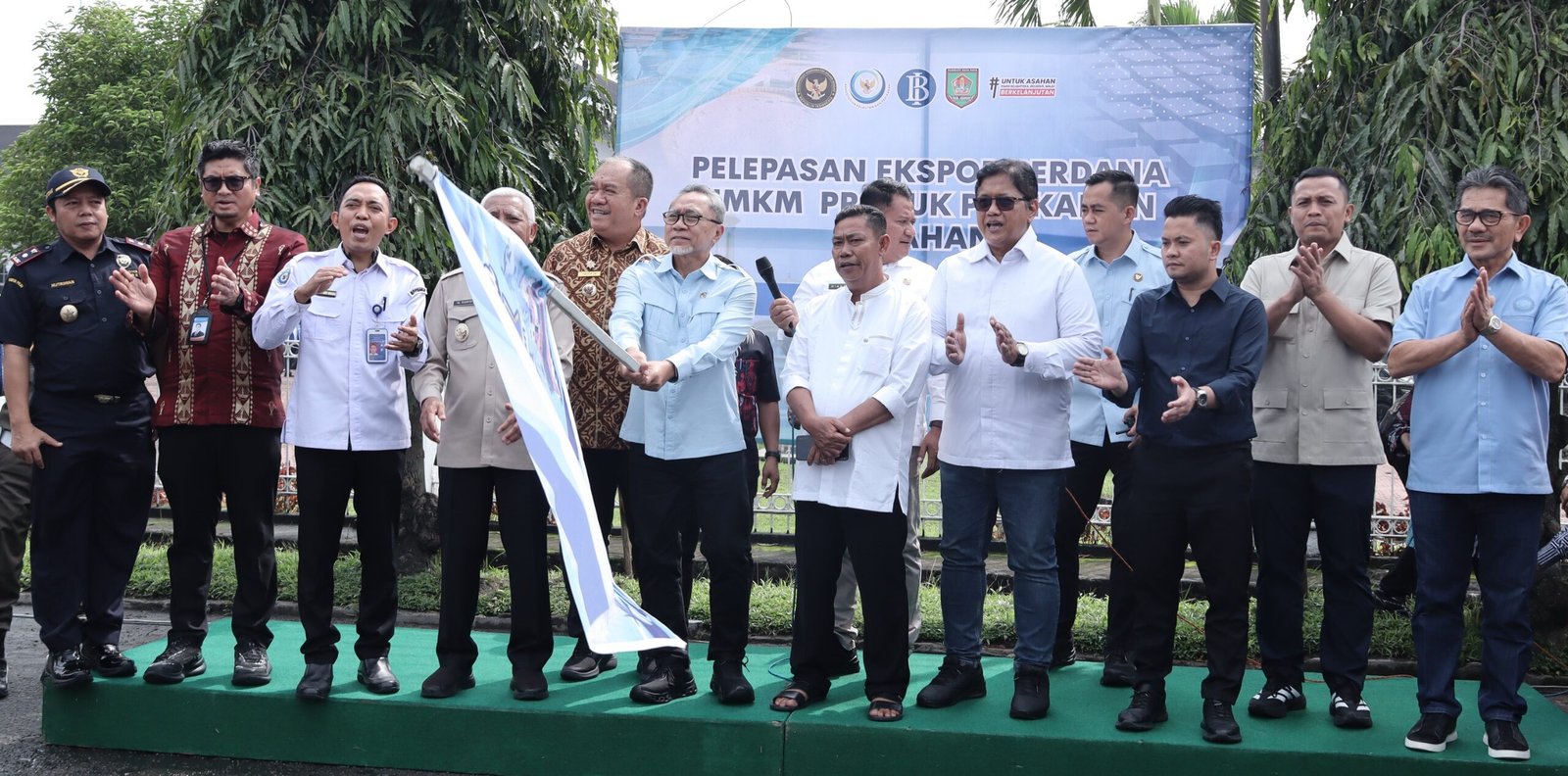 Menko Bidang Pangan RI Dr. (H.C.) Zulkifli Hasan didampingi Wagubsu, Bupati Asahan, lepas Ekspor Perdana UMKM Produk Perikanan Kabupaten Asahan.